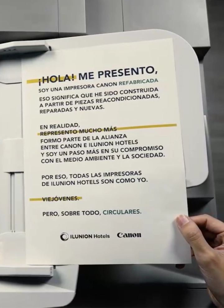 Folio saliendo de una impresora con los mensajes de la campaña unidos para impulsar la economía circular, de Canon e ILUNION Hotels