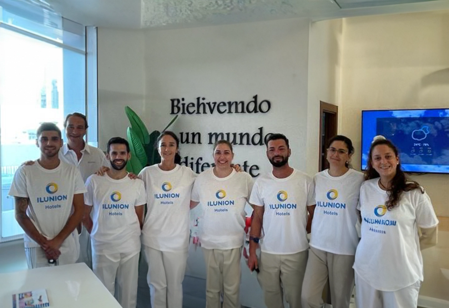 Compañeros de ILUNION Hotels realizan una recogida de residuos en Cala Galdana