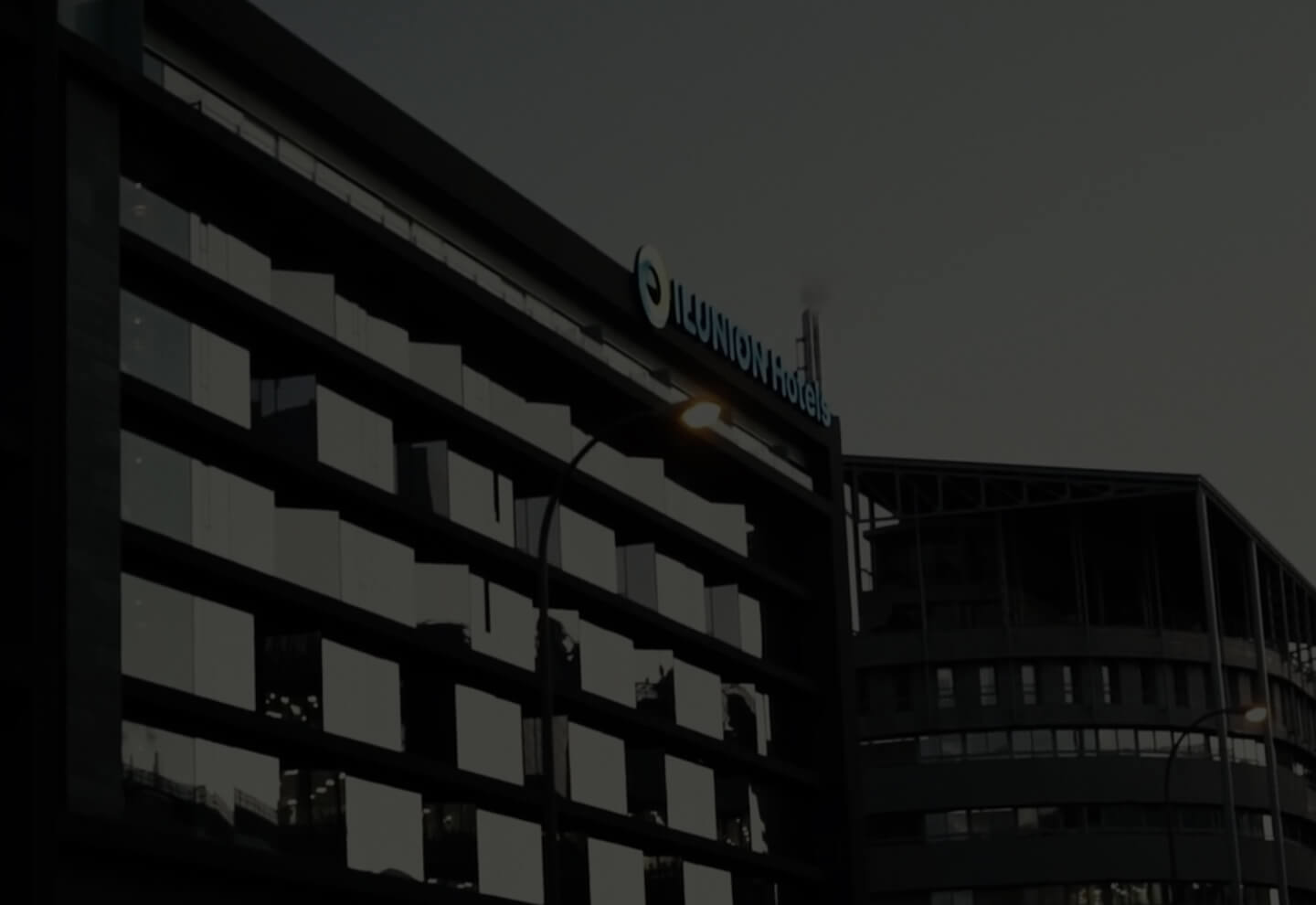 Un edificio con ventanas y un letrero