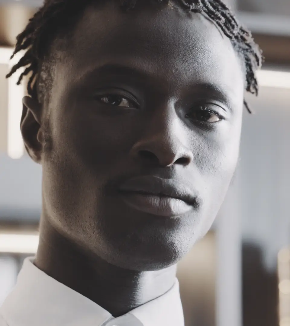 Un hombre de pelo corto con camisa blanca