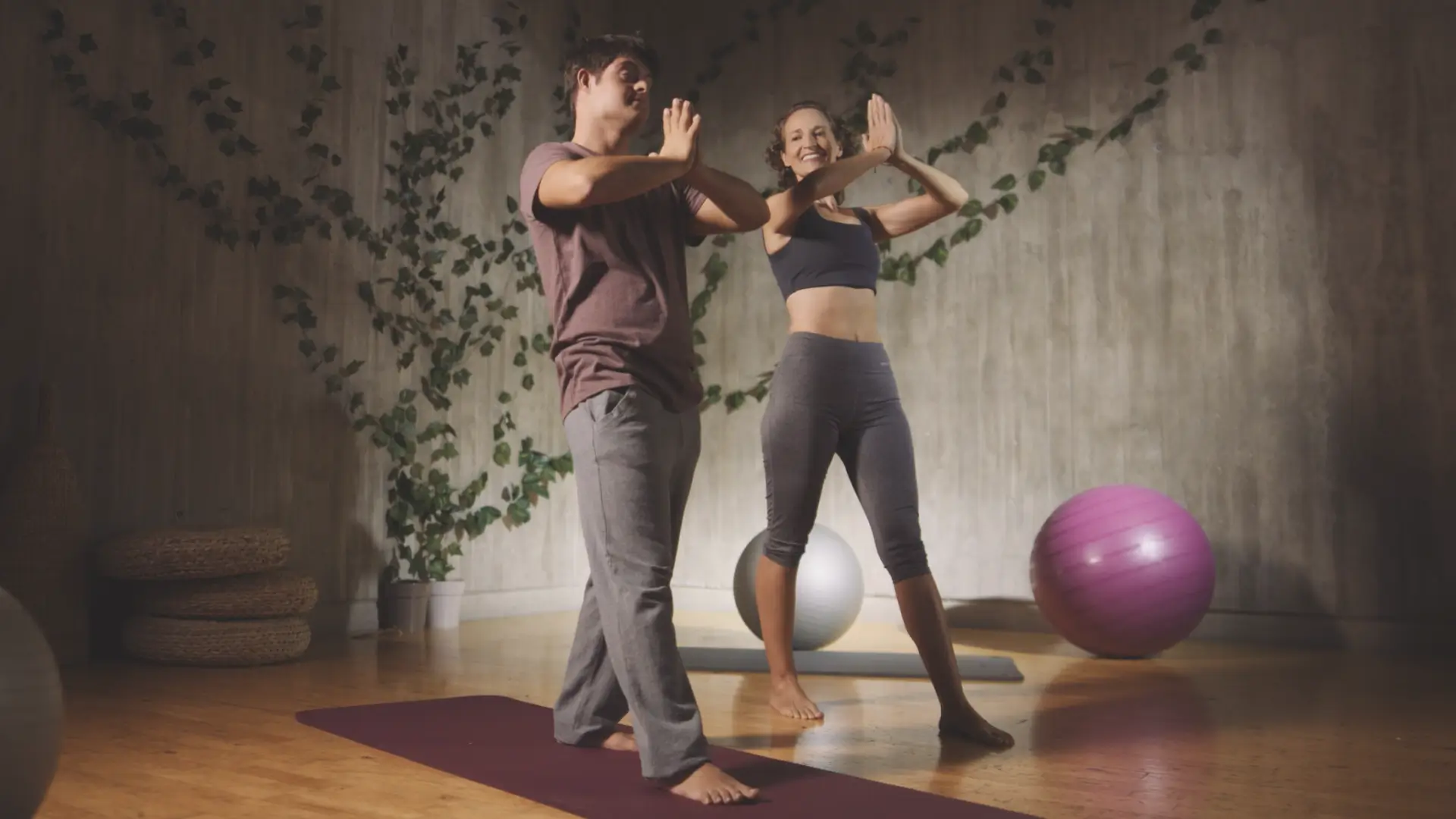 Un hombre y una mujer haciendo yoga
