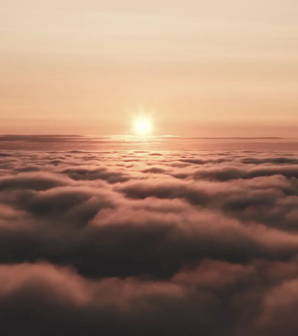 Un sol poniéndose sobre las nubes