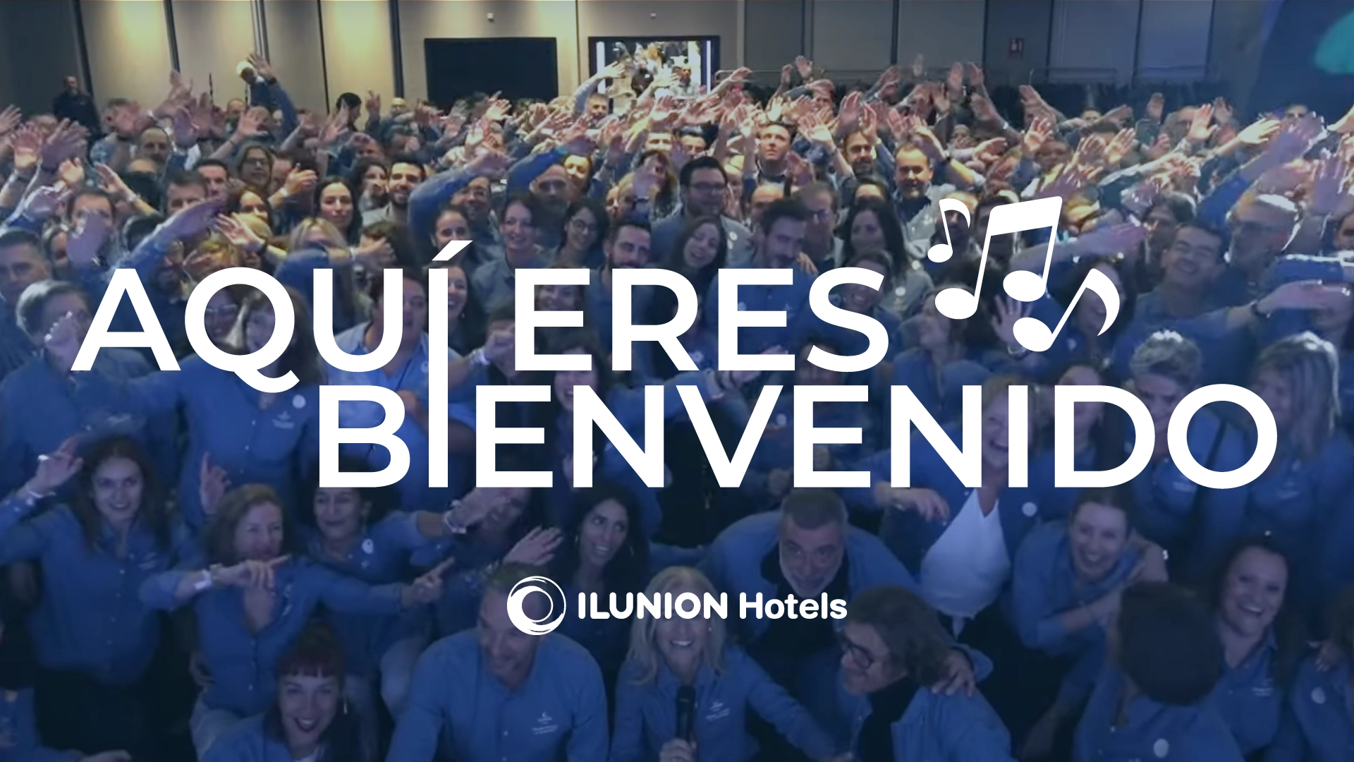 Trabajadores de ILUNION Hotels con el texto aquí eres bien venido.