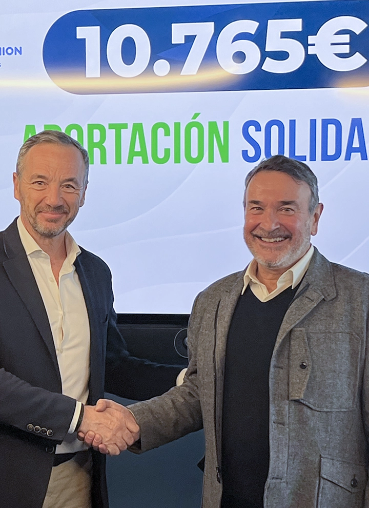 Apretón de manos entre José Angel Preciados CEO de ILUNION Hotels y el director general de Acción Contra el Hambre, Olivier Longué.