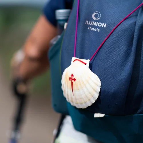 imagen de mochila ilunion hotels con concha de dantiago