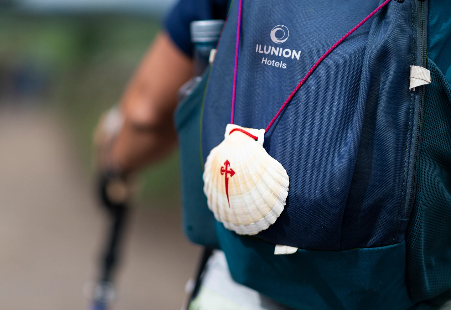 imagen de mochila ilunion hotels con concha de dantiago