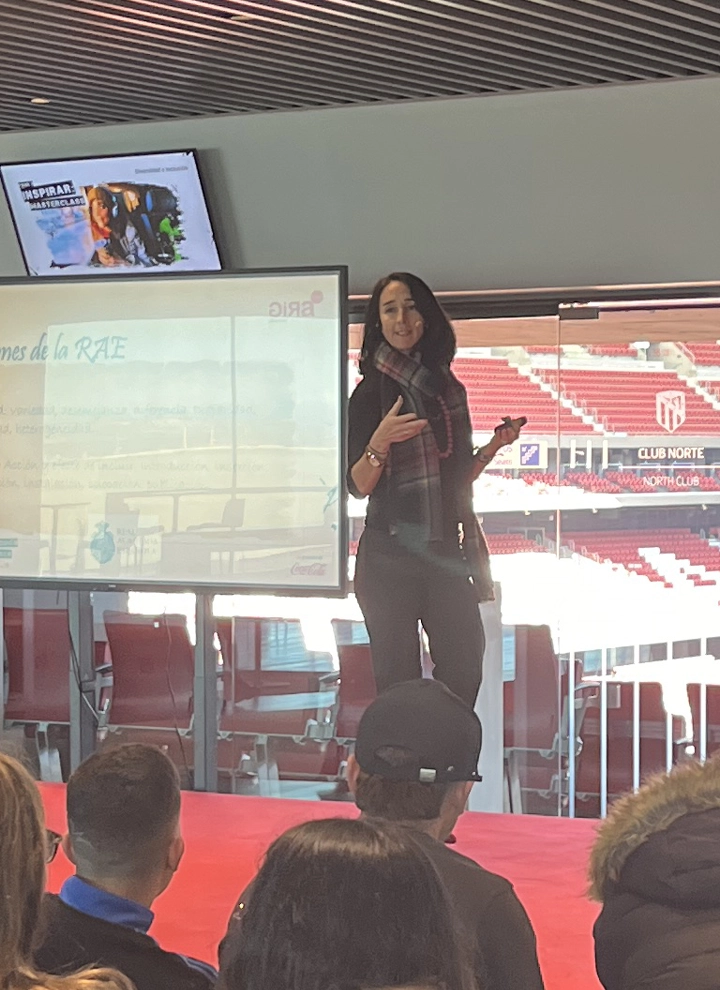 Elena Martín, directora de sostenibilidad, expone la presentación sobre la importancia de la diversidad e inclusión, en el Civitas Metropolitano en un día soleado con el estadio de fondo.