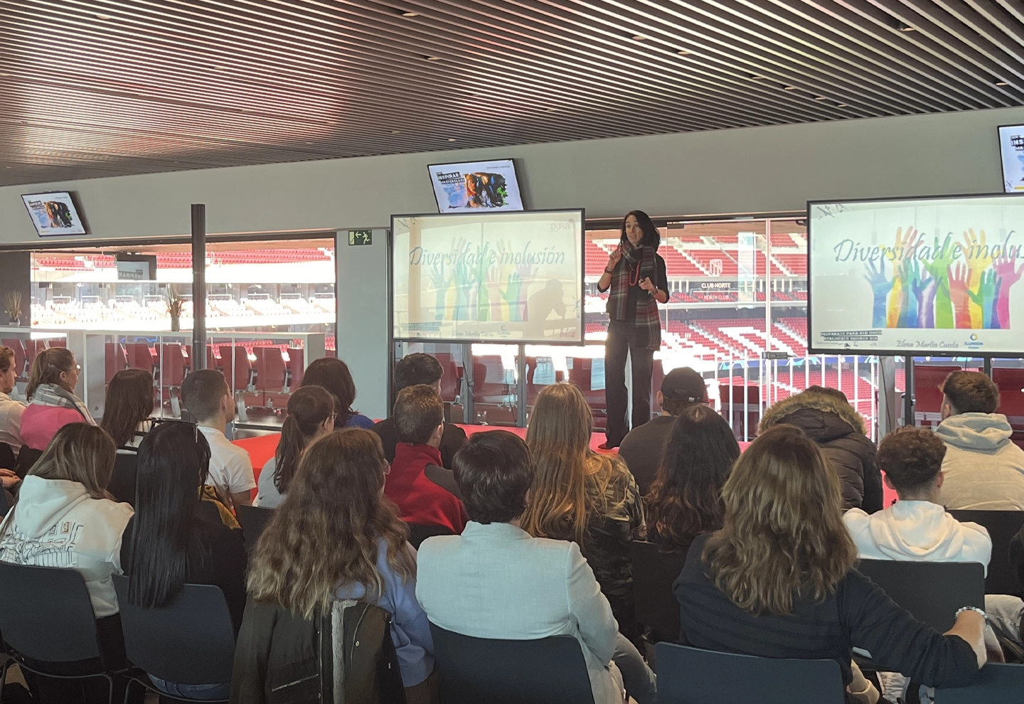 Elena Martín, directora de sostenibilidad, expone la presentación sobre la importancia de la diversidad e inclusión, en el Civitas Metropolitano en un día soleado con el estadio de fondo.