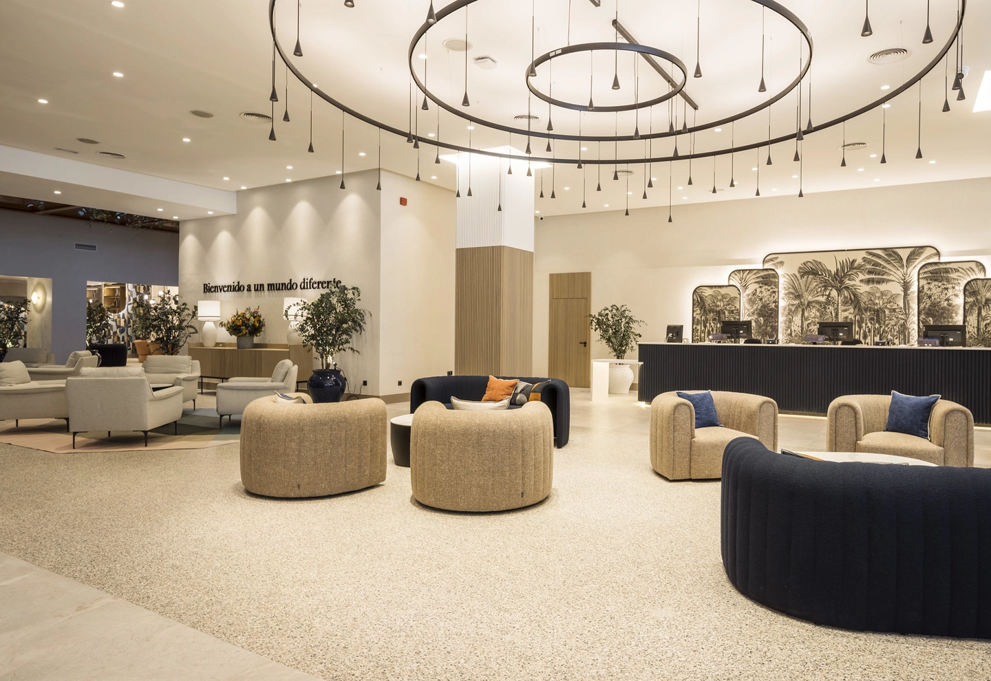 Imagen del lobby recién reformado del hotel ILUNION Les Corts