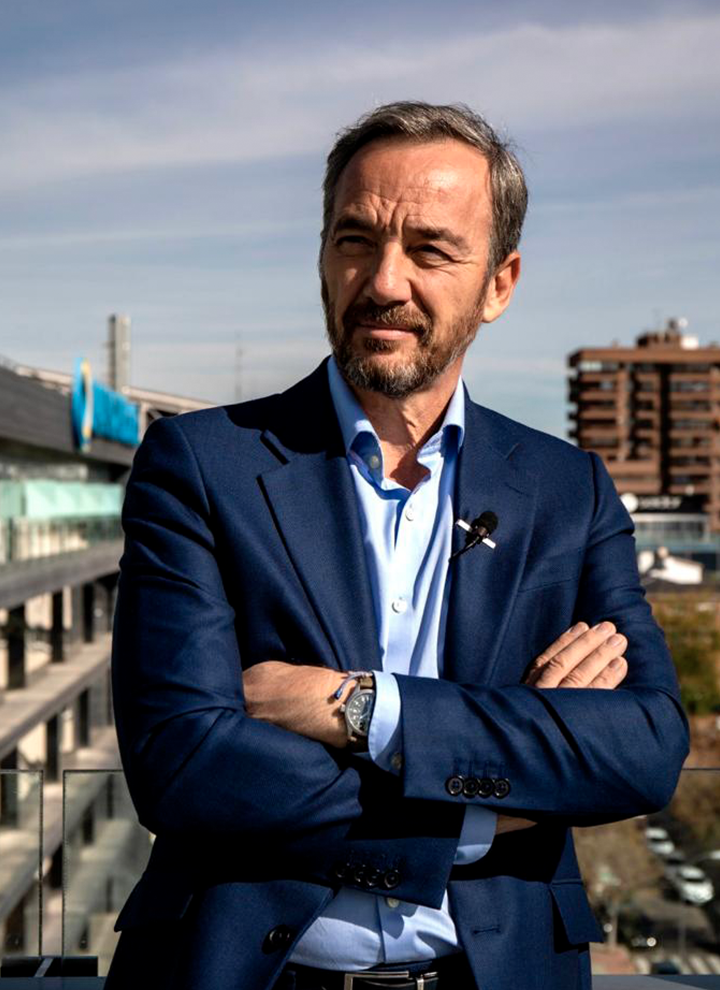 José Ángel Preciados posa en la azotea de ILUNION Atrium. Trajeado y sonriente al sol.
