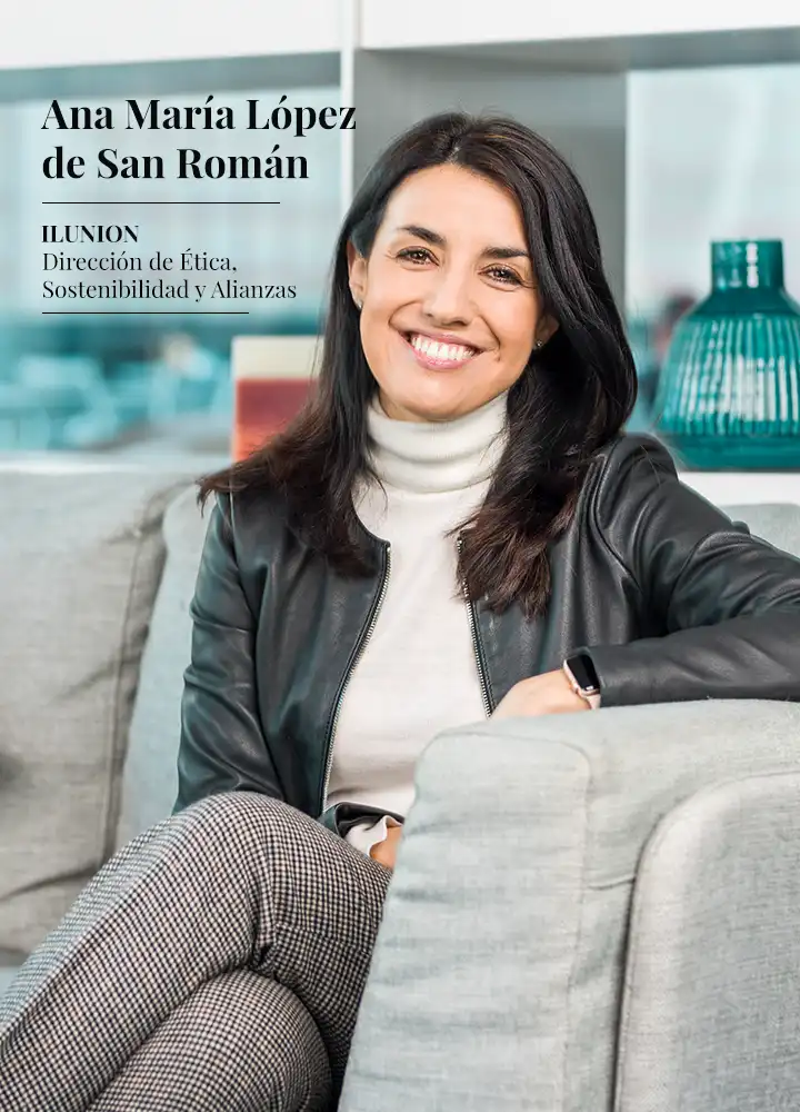 Ana Lopez de San Román posa sonriente en un sillón sn del hotel ILUNION Atrium Madrid