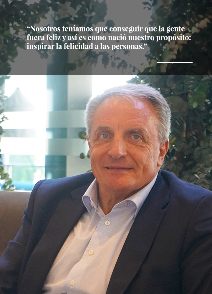 Retrato de José Guillermo Diaz Montañes con el texto: Nosotros teníamos que conseguir que la gente fuera feliz y así es como nació nuestro propósito: inspirar la felicidad a las personas.