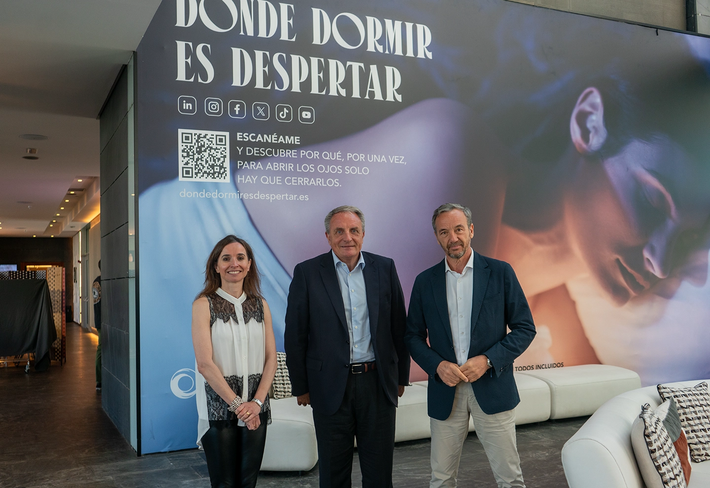 José Guillermo Díaz, Tereza Zamora y José ángel Preciados posando en en el Hotel ILUNION Atrium. Se lle de Fondo "Donde dormir es despertar"