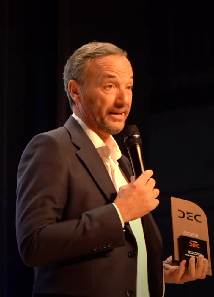 Una persona sostiene el premio DEC 2023, esta persona es Jose Angel Preciados CEO de ILUNION Hotels