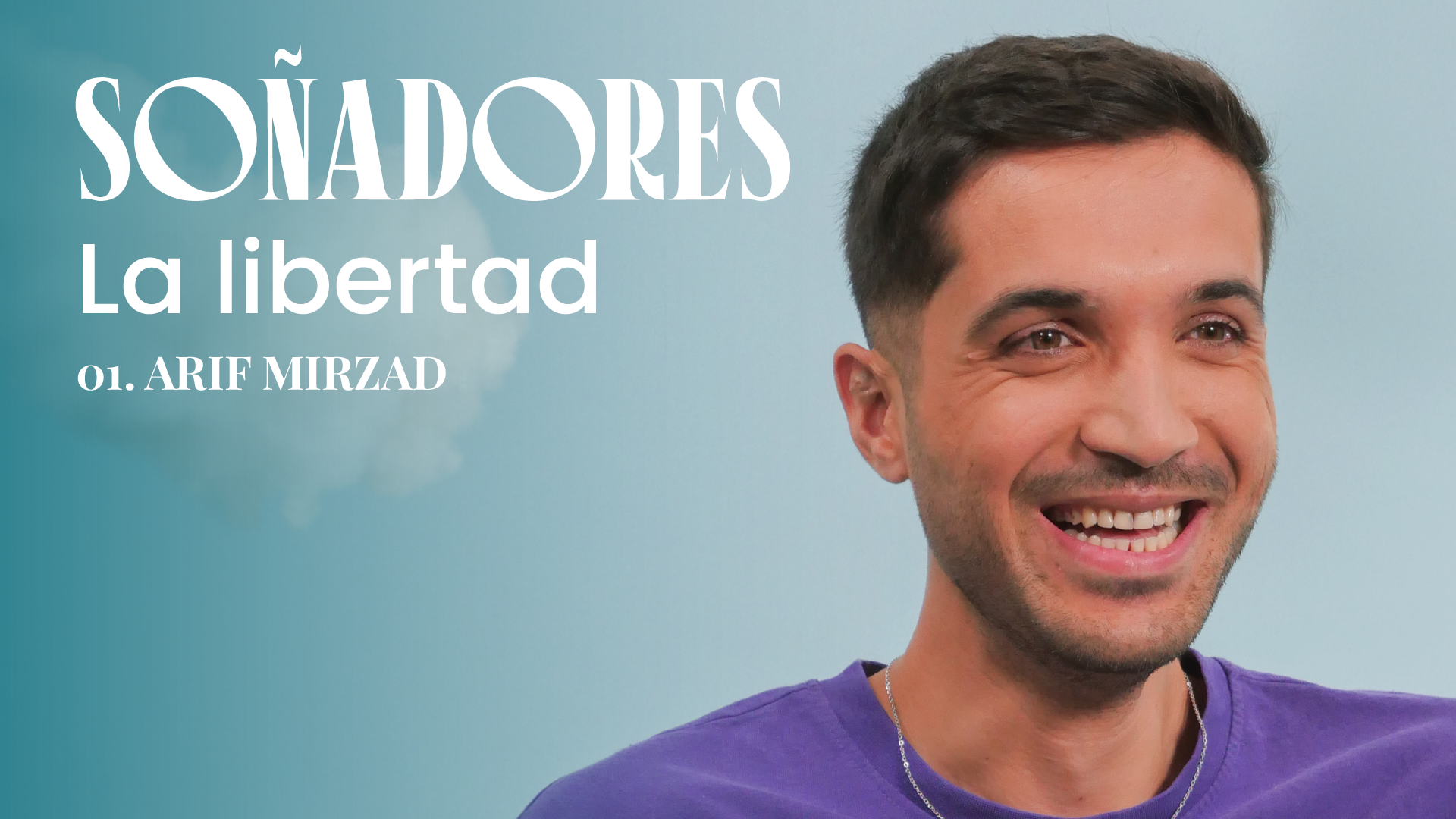 Imagen tamaño pantalla de nuestro compañero Arif Mirzad en el que aparece sonriendo sobre un fondo azul. En él se puede leer: "Soñadores. La libertad. 01. Arif Mirzad"