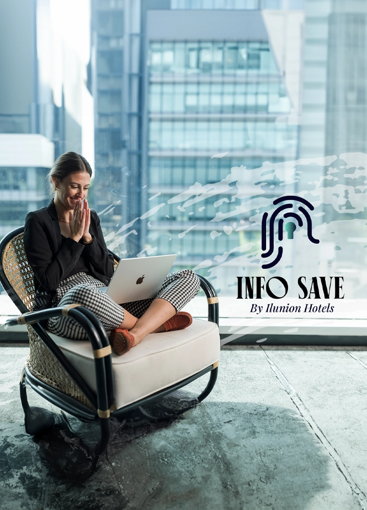 En la imagen, podemos ver a una joven reciclando cómodamente en un sofá, en un espacio luminoso. Su emoción es evidente mientras observa la pantalla de su ordenador. a la derecha de la joven podemos observar el logotigo de Infosave by ILUNION Hotels.