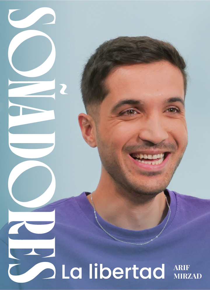 Fotografía de nuestro compañero Arif en formato storie. En la imagen se puede ver a Arif sonriendo sobre un fondo azul. En ella se puede leer: 