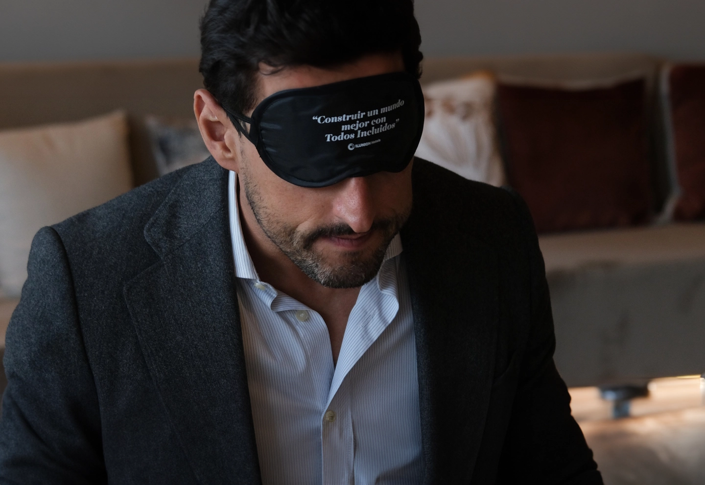 Persona realizando una cata a ciegas en ILUNION Hotels